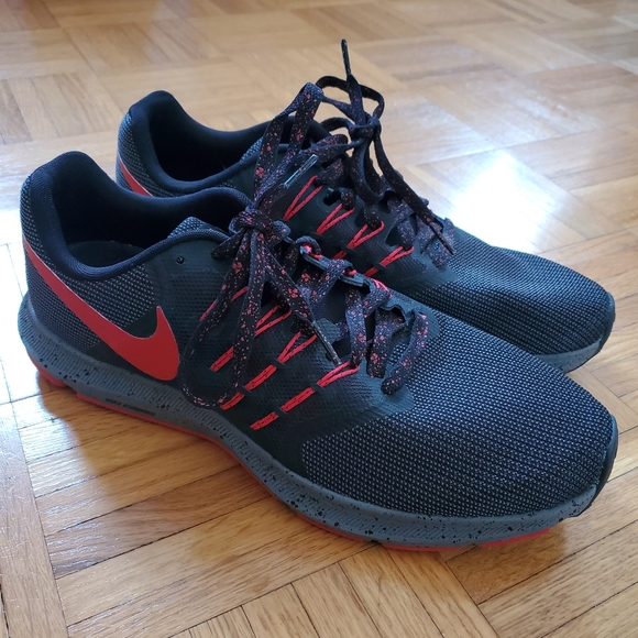 nike swift se black red